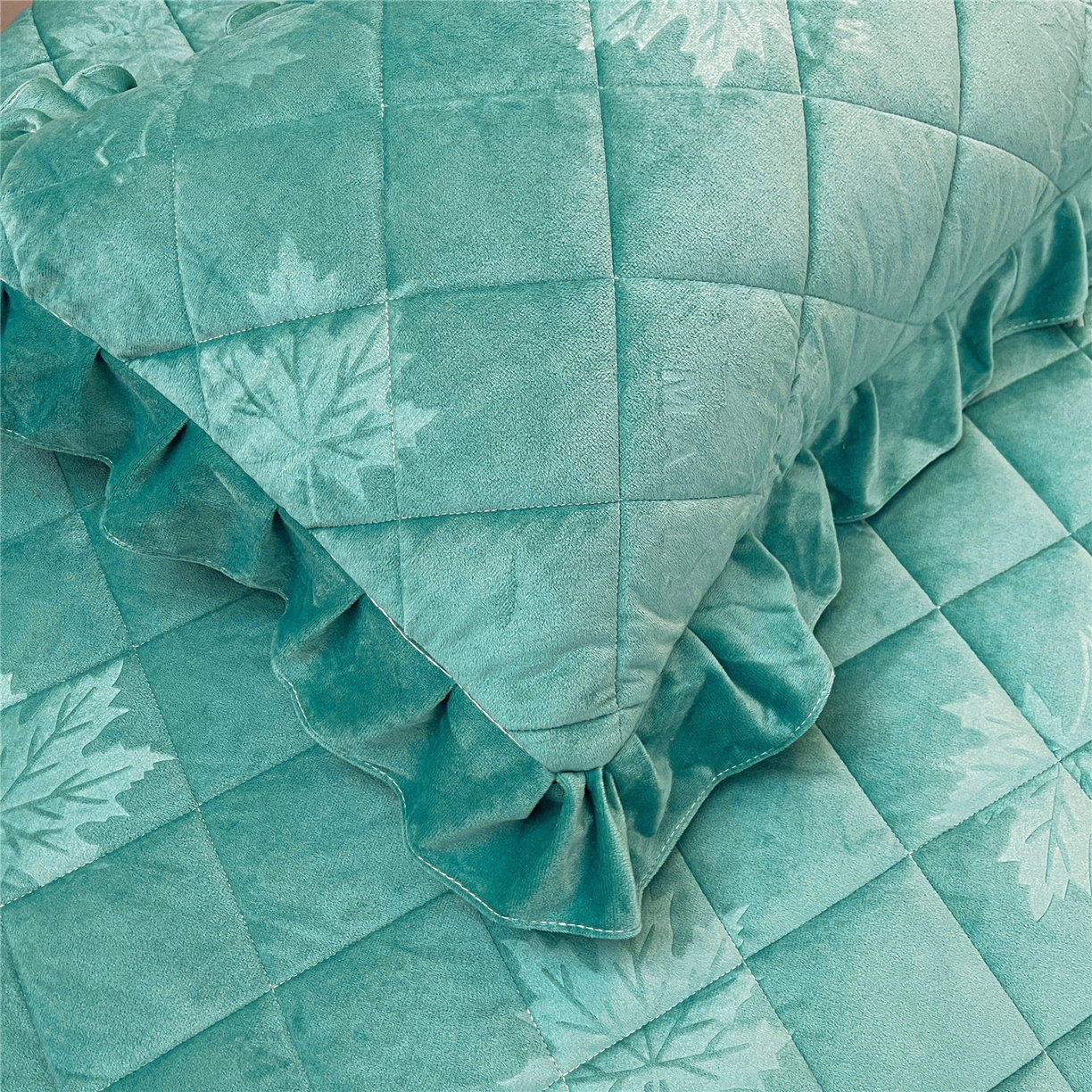 91家纺网 家纺一手货源 找家纺 屹成家纺 2025新款压花水晶绒床裙四件套 (四件套不低于210元起) 翡翠绿