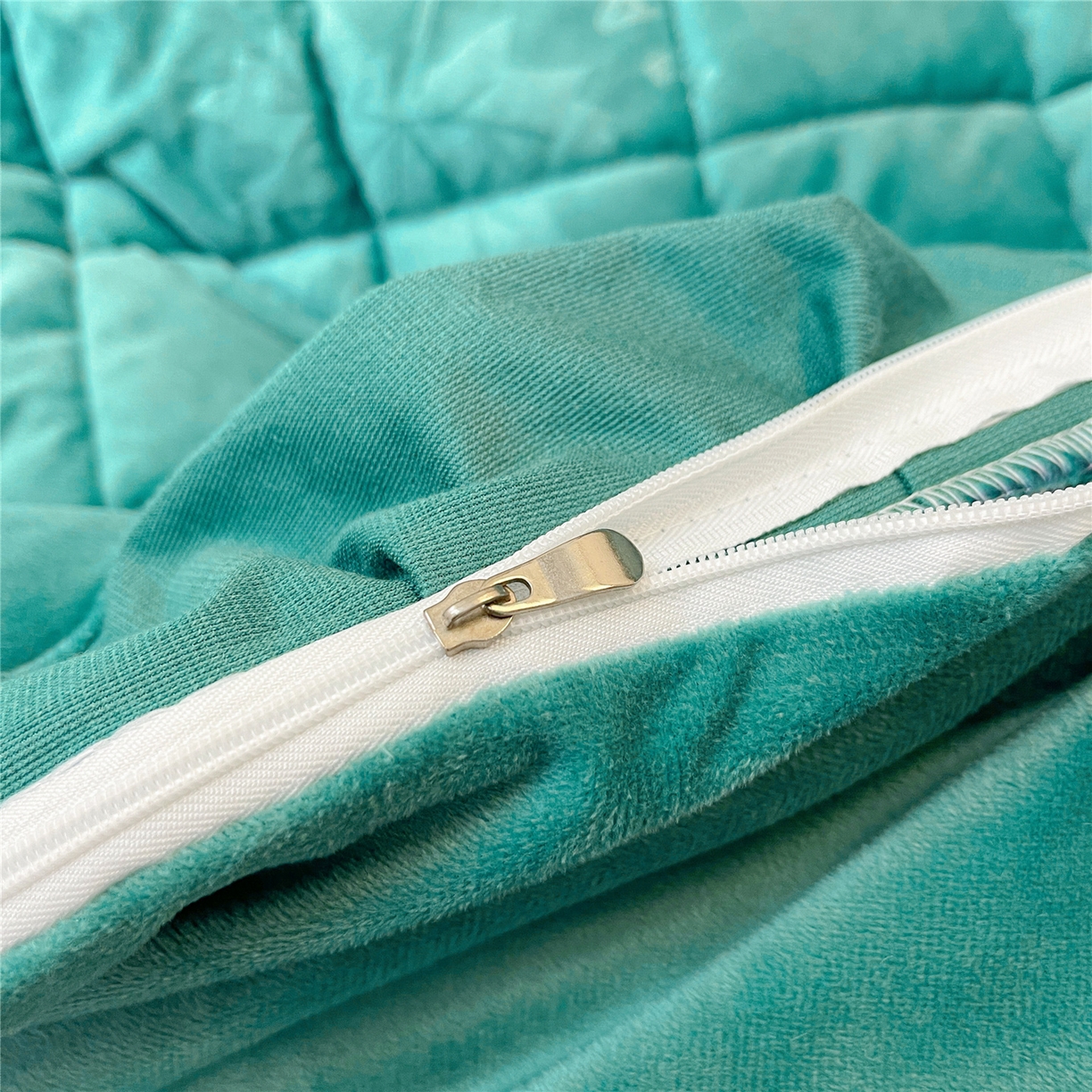 91家纺网 家纺一手货源 找家纺 屹成家纺 2025新款压花水晶绒床裙四件套 (四件套不低于210元起) 翡翠绿