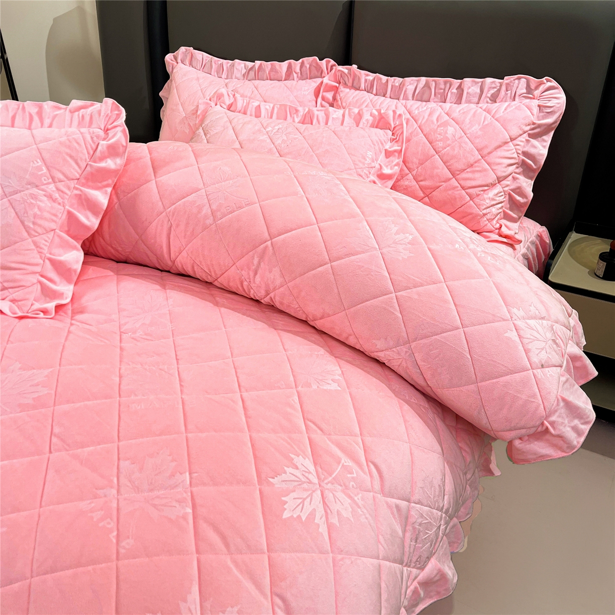 91家纺网 家纺一手货源 找家纺 屹成家纺 2025新款压花水晶绒床裙四件套 (四件套不低于210元起) 粉玉