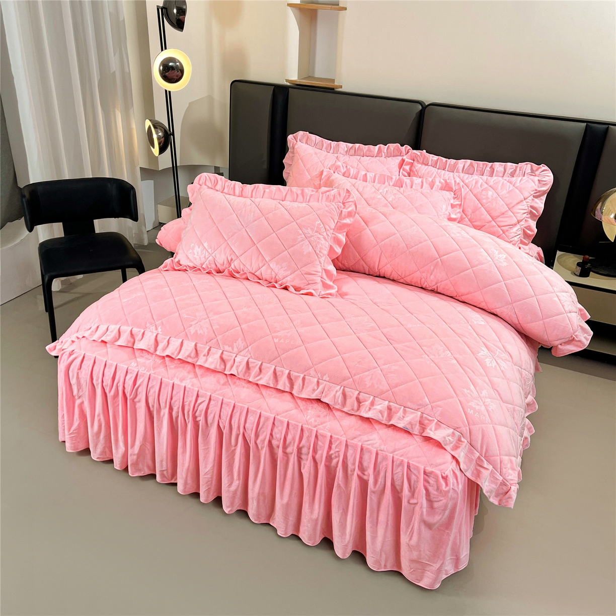 91家纺网 家纺一手货源 找家纺 屹成家纺 2025新款压花水晶绒床裙四件套 (四件套不低于210元起) 粉玉