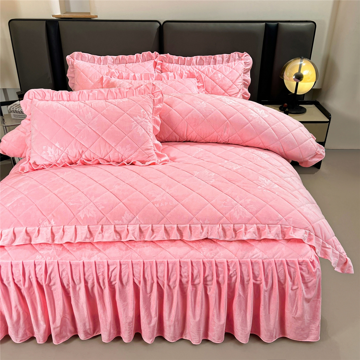 91家纺网 家纺一手货源 找家纺 屹成家纺 2025新款压花水晶绒床裙四件套 (四件套不低于210元起) 粉玉