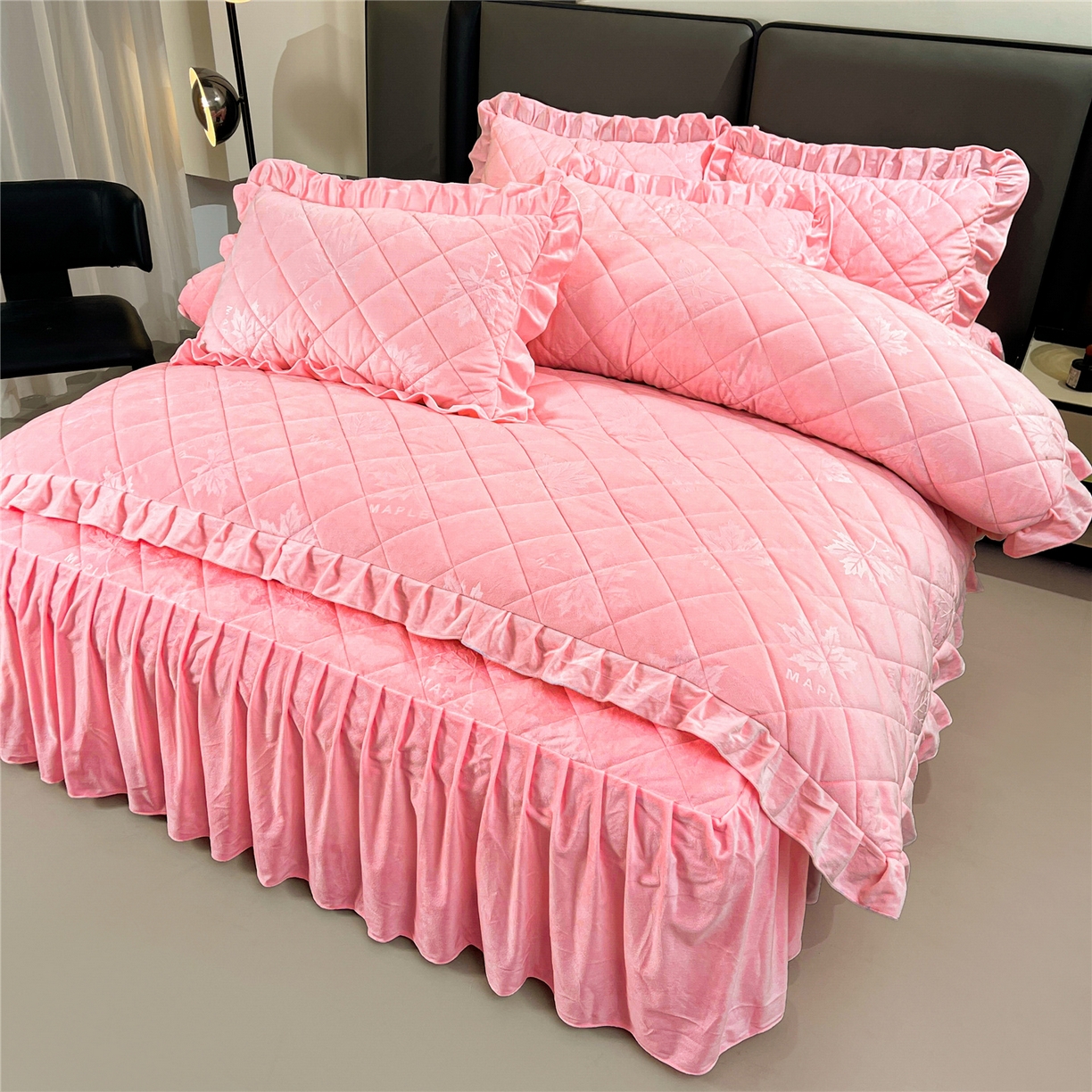 91家纺网 家纺一手货源 找家纺 屹成家纺 2025新款压花水晶绒床裙四件套 (四件套不低于210元起) 粉玉