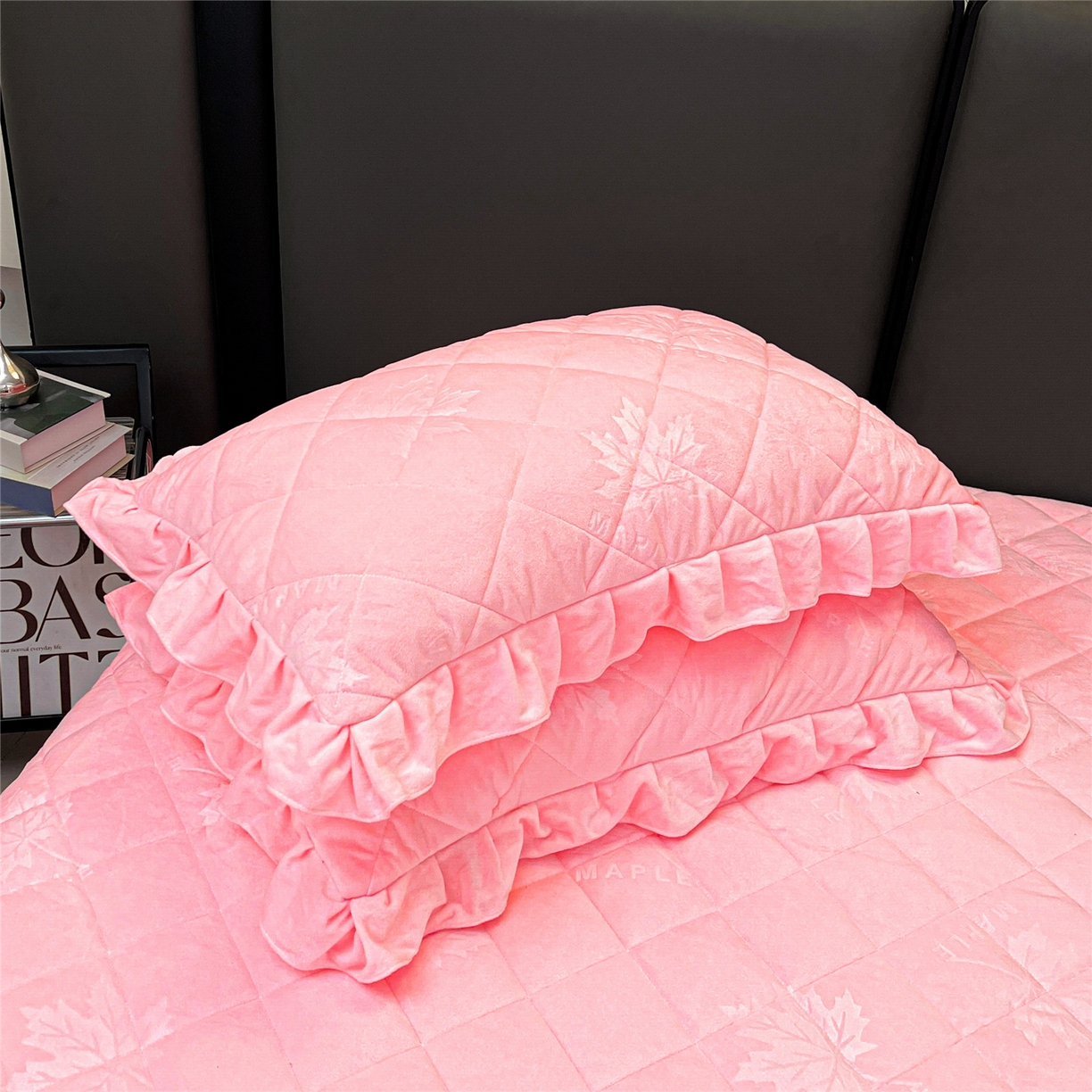 91家纺网 家纺一手货源 找家纺 屹成家纺 2025新款压花水晶绒床裙四件套 (四件套不低于210元起) 粉玉