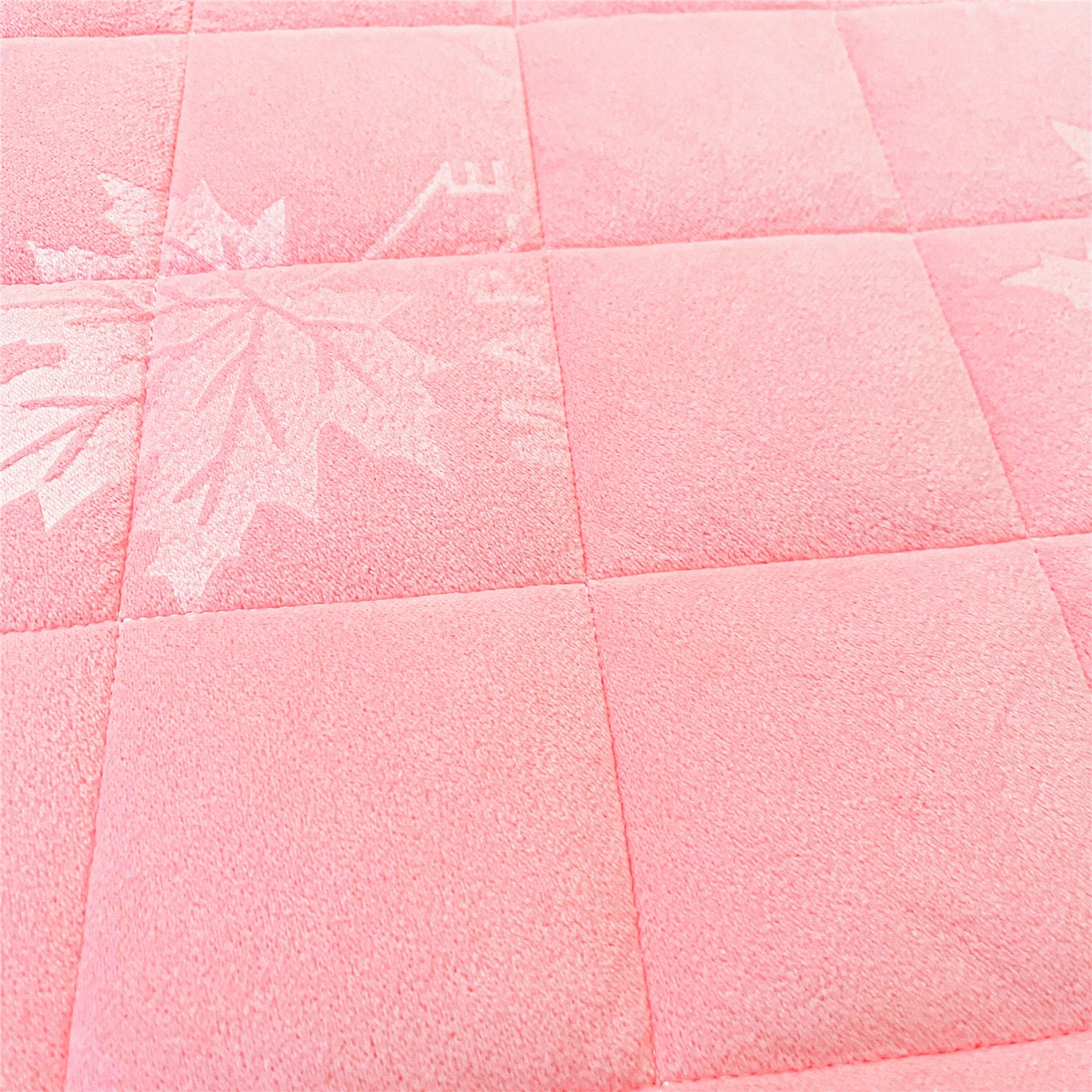 91家纺网 家纺一手货源 找家纺 屹成家纺 2025新款压花水晶绒床裙四件套 (四件套不低于210元起) 粉玉