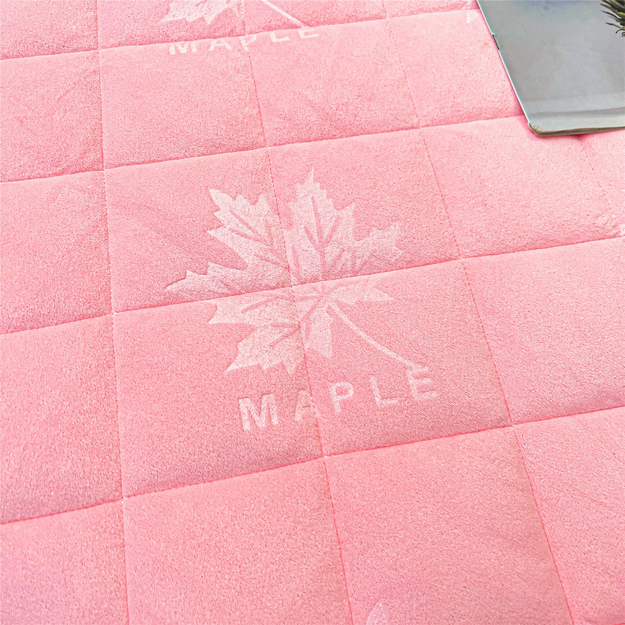 91家纺网 家纺一手货源 找家纺 屹成家纺 2025新款压花水晶绒床裙四件套 (四件套不低于210元起) 粉玉