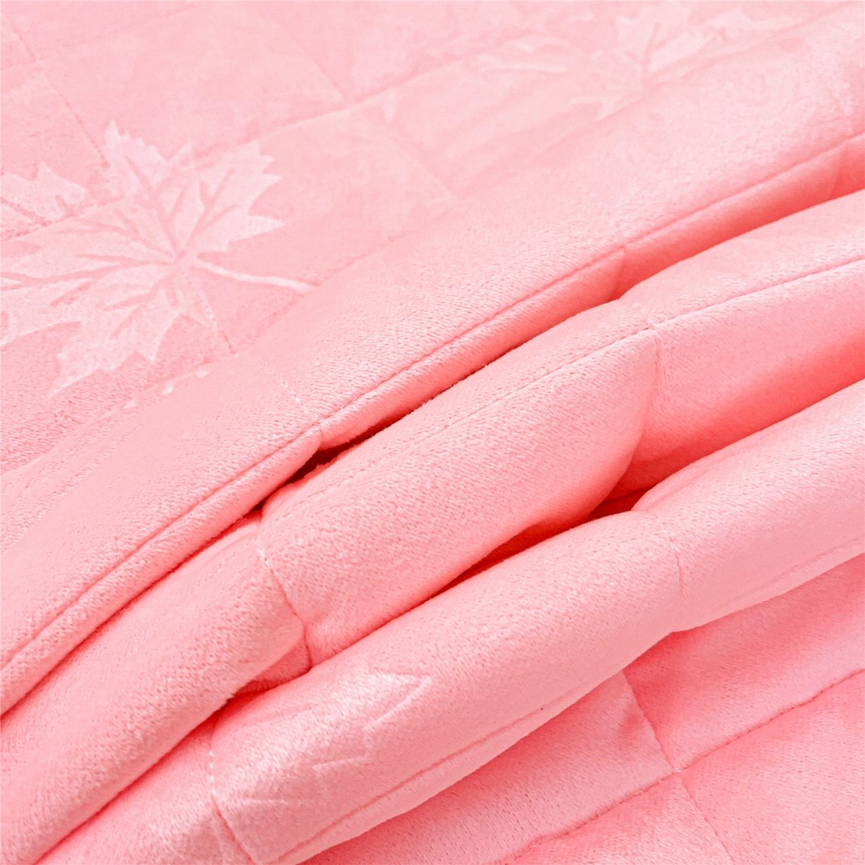 91家纺网 家纺一手货源 找家纺 屹成家纺 2025新款压花水晶绒床裙四件套 (四件套不低于210元起) 粉玉