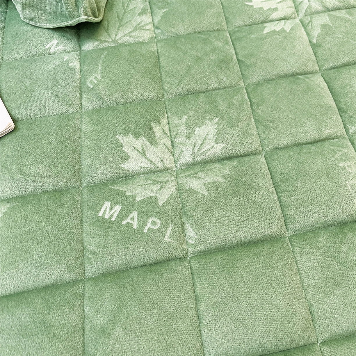 91家纺网 家纺一手货源 找家纺 屹成家纺 2025新款压花水晶绒床裙四件套 (四件套不低于210元起) 橄榄绿