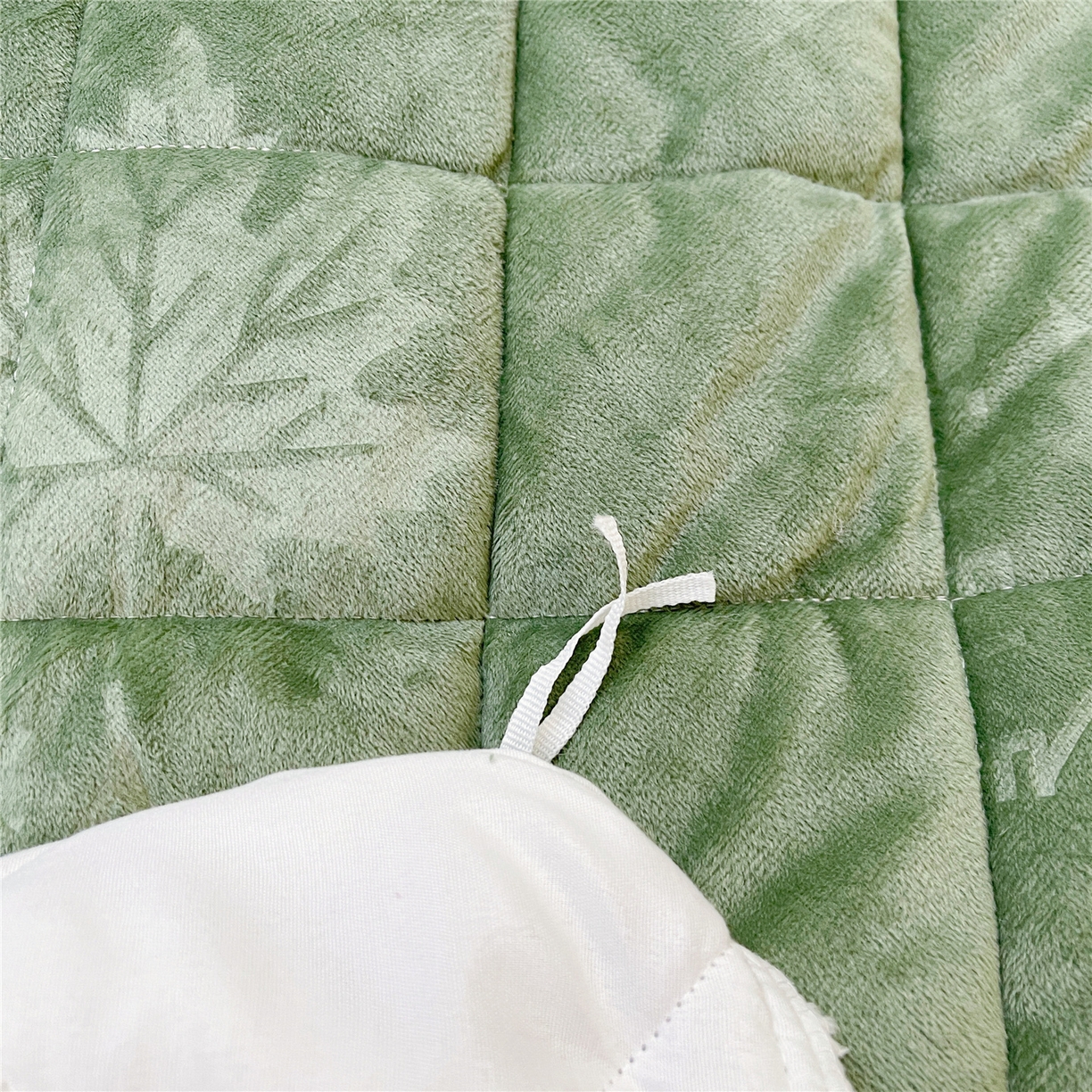 91家纺网 家纺一手货源 找家纺 屹成家纺 2025新款压花水晶绒床裙四件套 (四件套不低于210元起) 橄榄绿