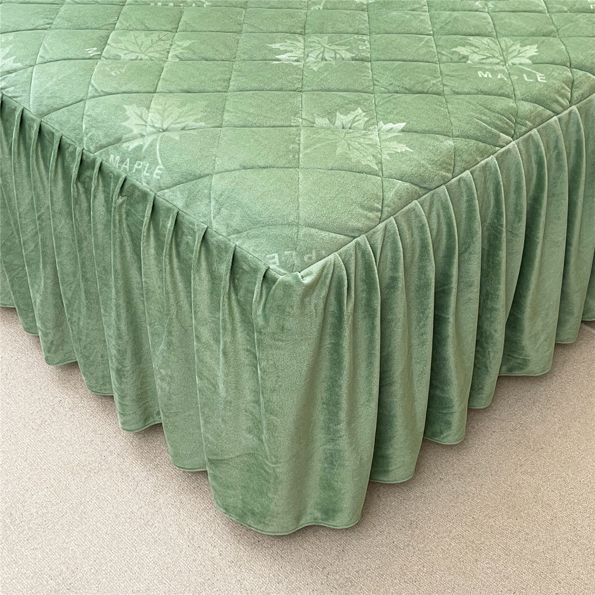 91家纺网 家纺一手货源 找家纺 屹成家纺 2025新款压花水晶绒床裙四件套 (四件套不低于210元起) 橄榄绿