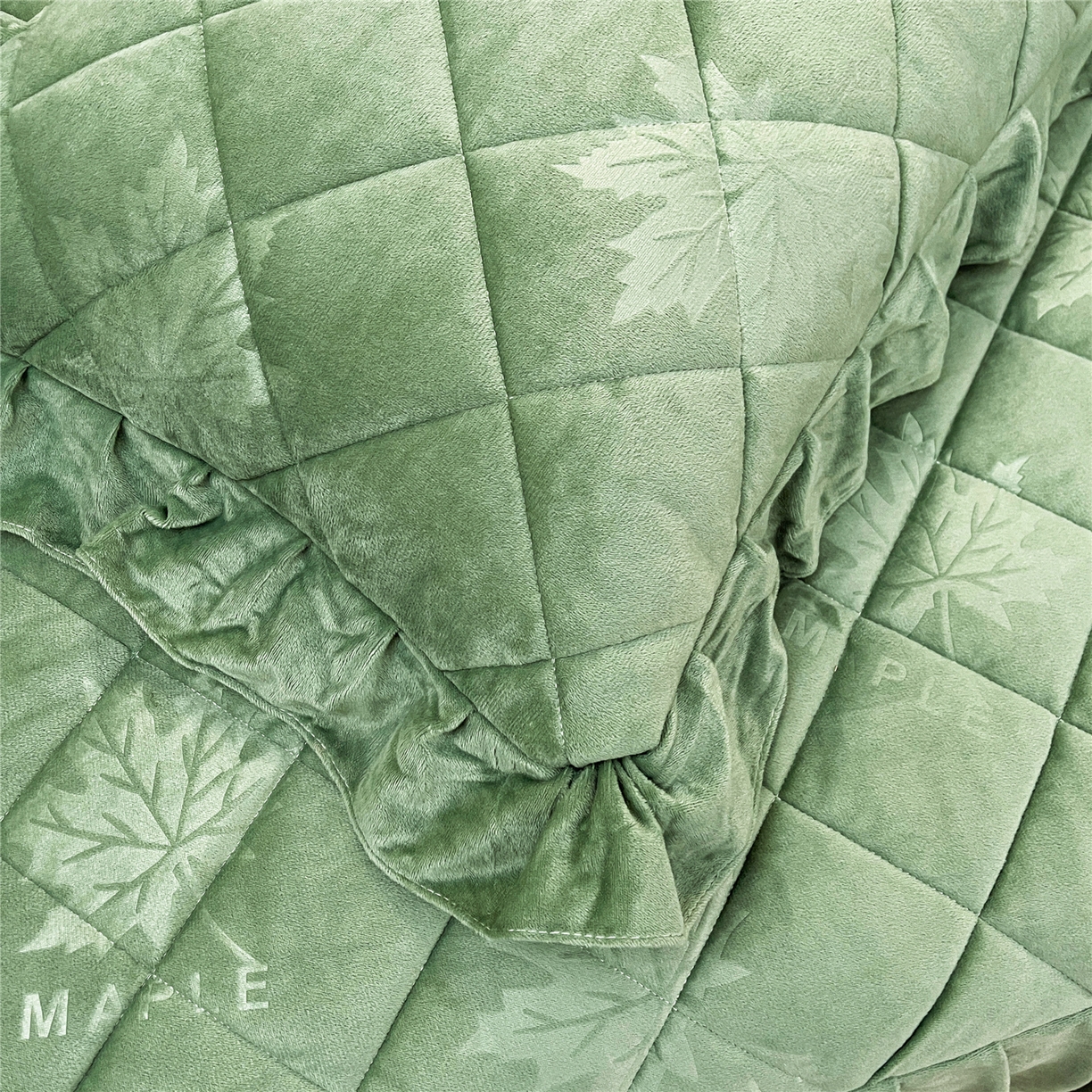 91家纺网 家纺一手货源 找家纺 屹成家纺 2025新款压花水晶绒床裙四件套 (四件套不低于210元起) 橄榄绿