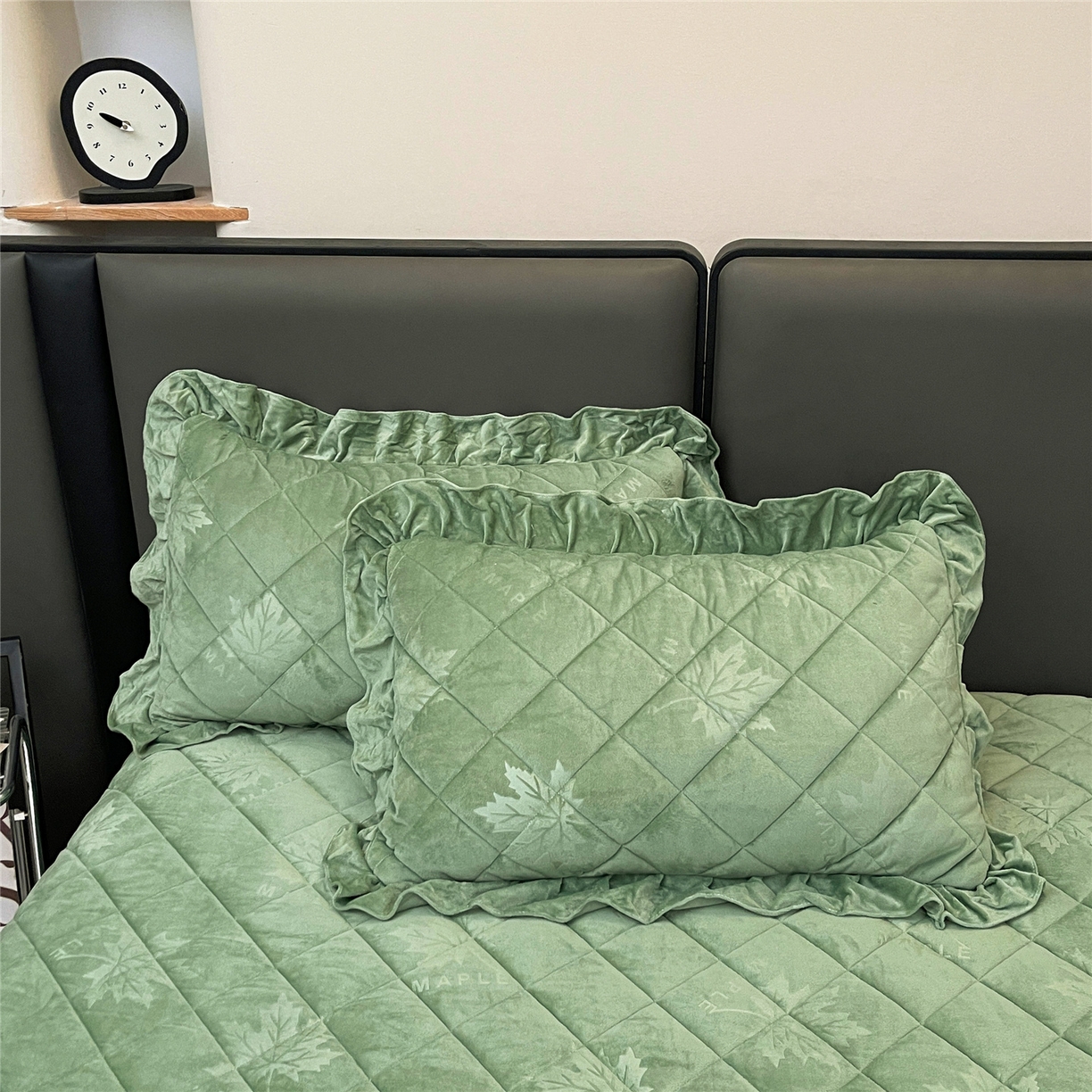 91家纺网 家纺一手货源 找家纺 屹成家纺 2025新款压花水晶绒床裙四件套 (四件套不低于210元起) 橄榄绿