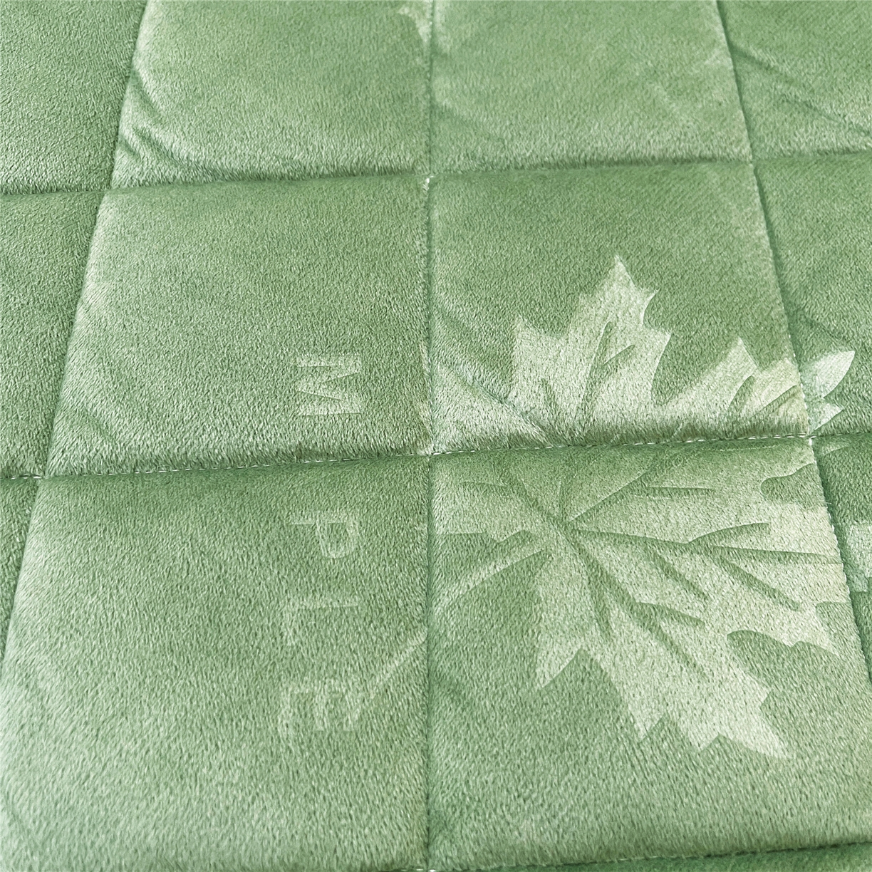 91家纺网 家纺一手货源 找家纺 屹成家纺 2025新款压花水晶绒床裙四件套 (四件套不低于210元起) 橄榄绿