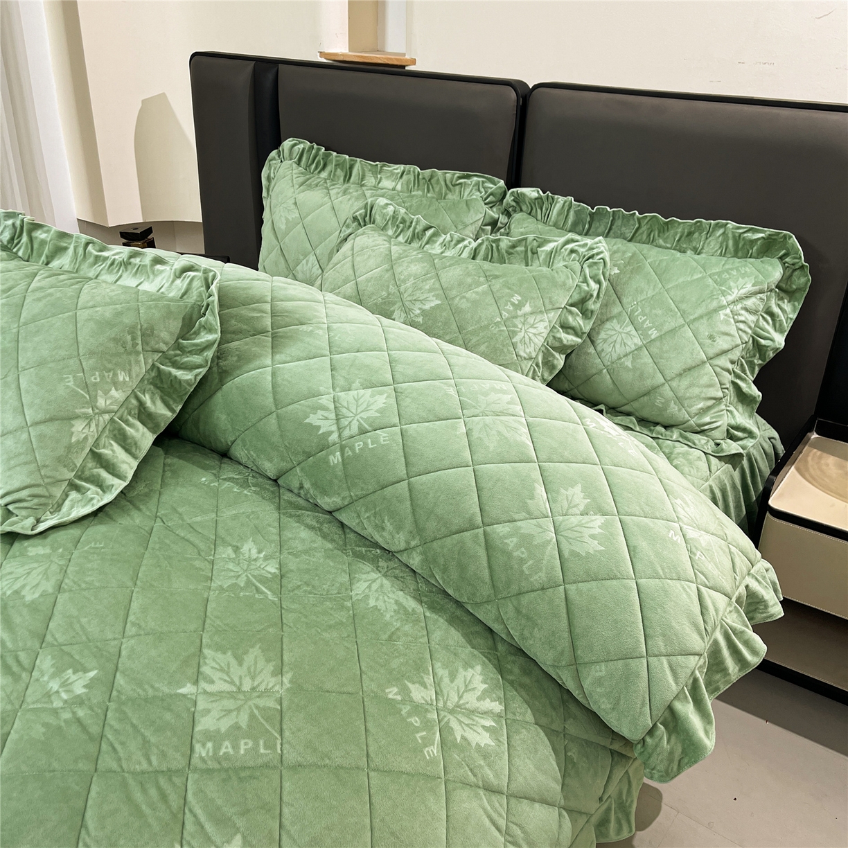 91家纺网 家纺一手货源 找家纺 屹成家纺 2025新款压花水晶绒床裙四件套 (四件套不低于210元起) 橄榄绿