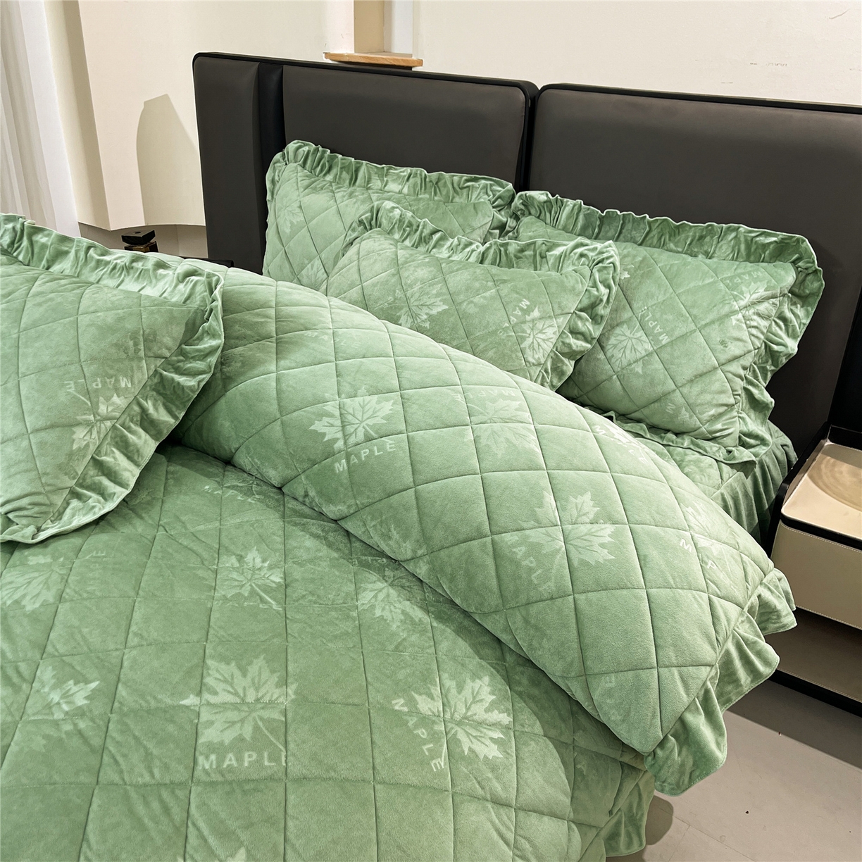 91家纺网 家纺一手货源 找家纺 屹成家纺 2025新款压花水晶绒床裙四件套 (四件套不低于210元起) 橄榄绿