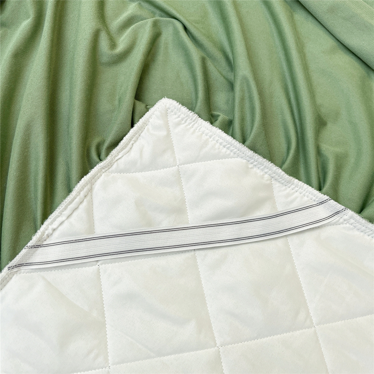 91家纺网 家纺一手货源 找家纺 屹成家纺 2025新款压花水晶绒床裙四件套 (四件套不低于210元起) 橄榄绿