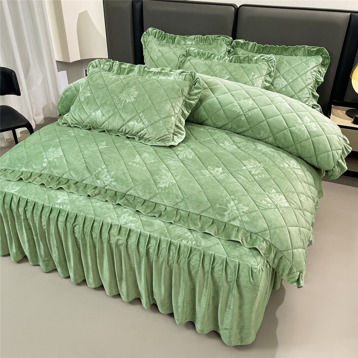 91家纺网 家纺一手货源 找家纺 屹成家纺 2025新款压花水晶绒床裙四件套 (四件套不低于210元起) 橄榄绿