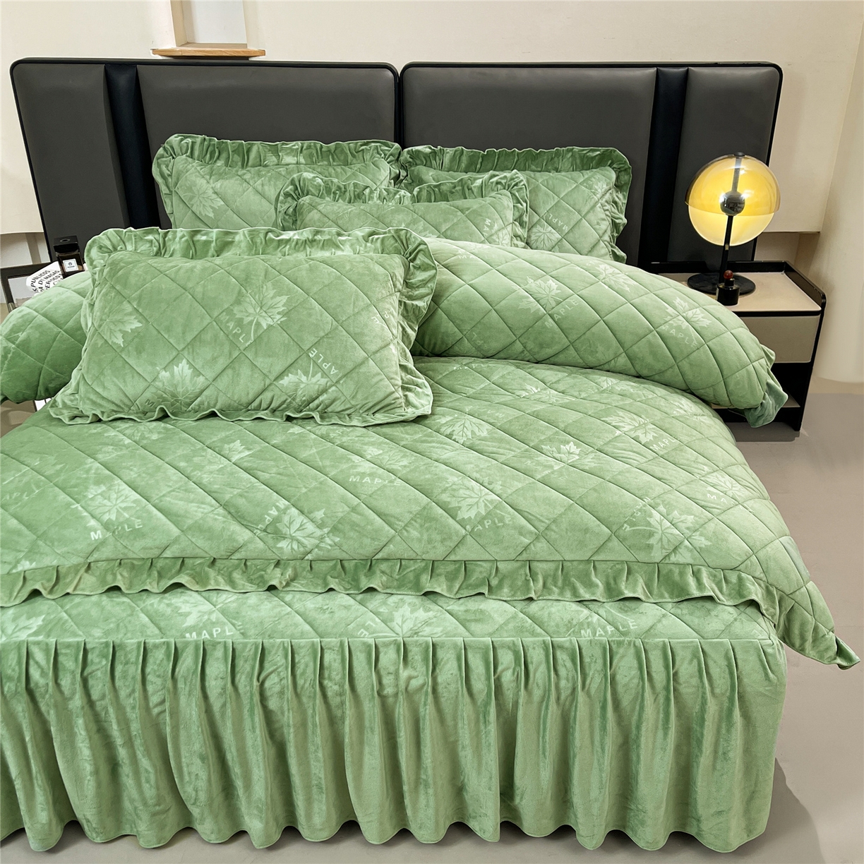 91家纺网 家纺一手货源 找家纺 屹成家纺 2025新款压花水晶绒床裙四件套 (四件套不低于210元起) 橄榄绿