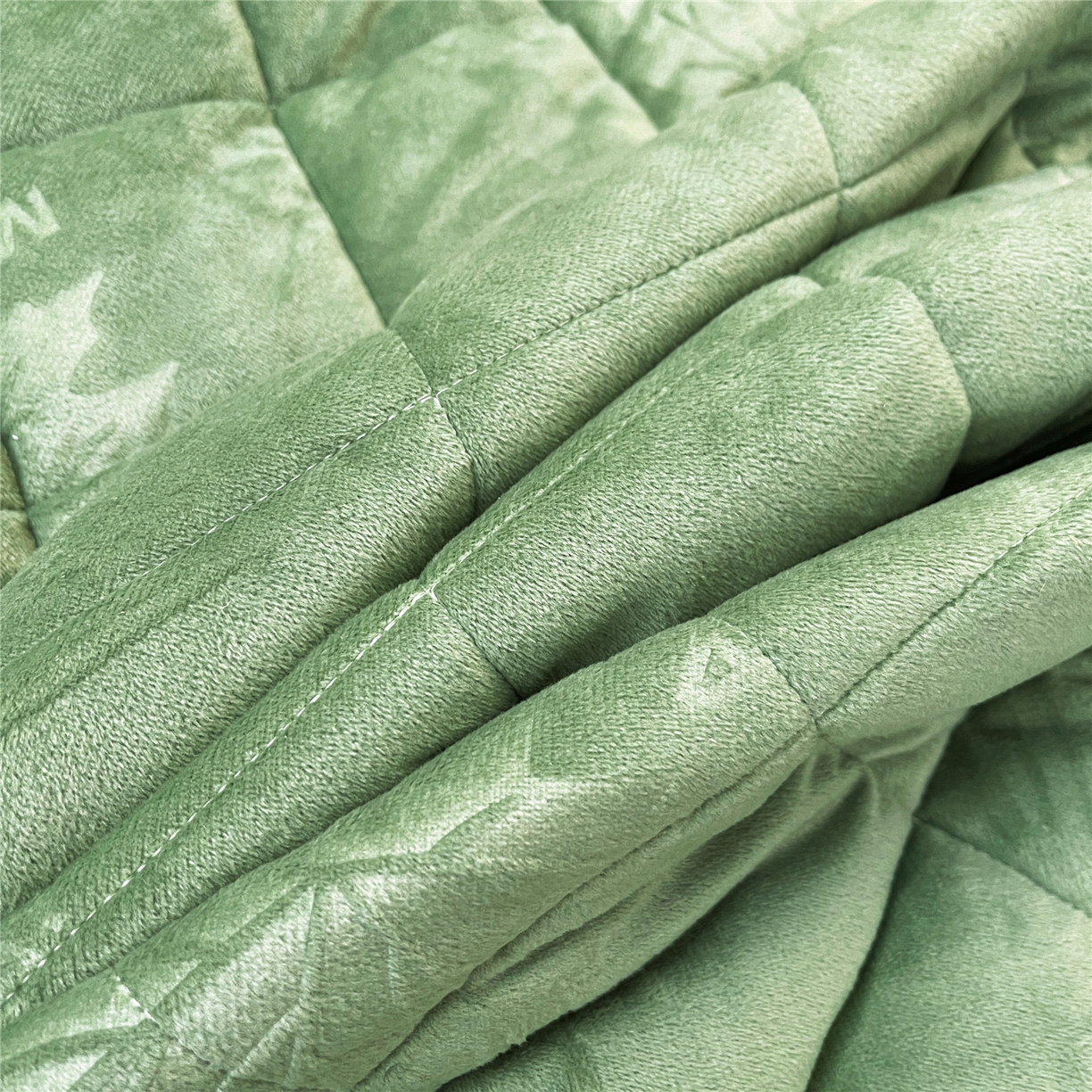 91家纺网 家纺一手货源 找家纺 屹成家纺 2025新款压花水晶绒床裙四件套 (四件套不低于210元起) 橄榄绿