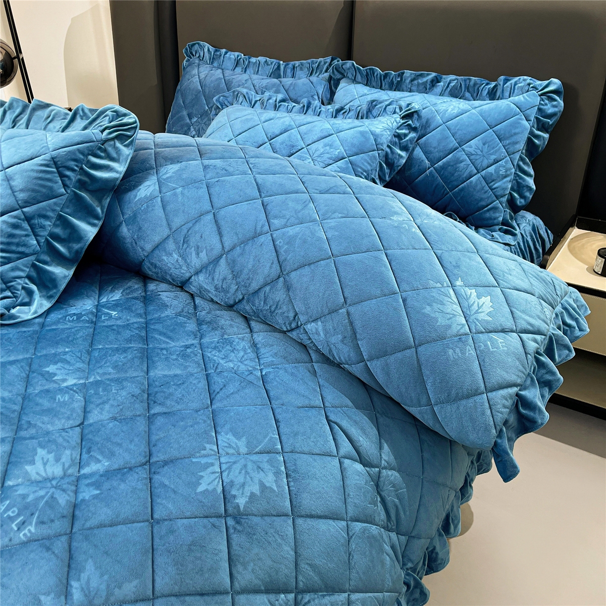 91家纺网 家纺一手货源 找家纺 屹成家纺 2025新款压花水晶绒床裙四件套 (四件套不低于210元起) 蔚蓝