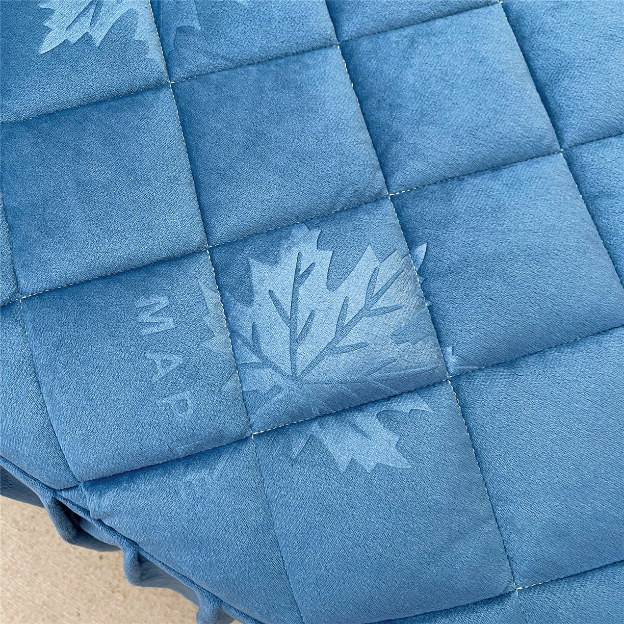 91家纺网 家纺一手货源 找家纺 屹成家纺 2025新款压花水晶绒床裙四件套 (四件套不低于210元起) 蔚蓝