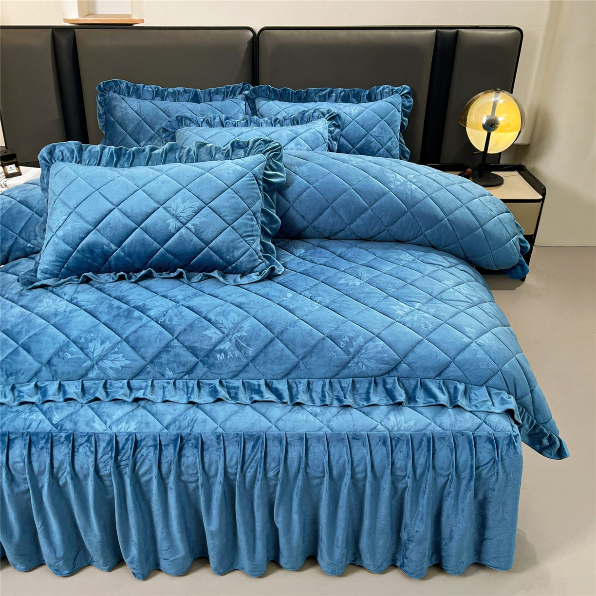 91家纺网 家纺一手货源 找家纺 屹成家纺 2025新款压花水晶绒床裙四件套 (四件套不低于210元起) 蔚蓝