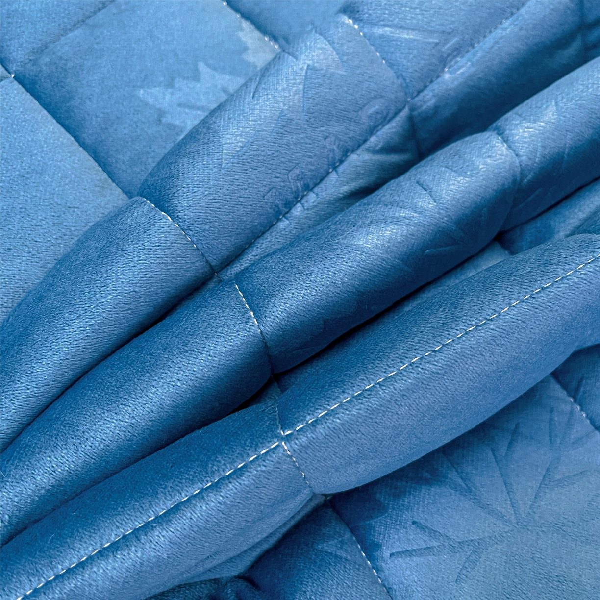 91家纺网 家纺一手货源 找家纺 屹成家纺 2025新款压花水晶绒床裙四件套 (四件套不低于210元起) 蔚蓝