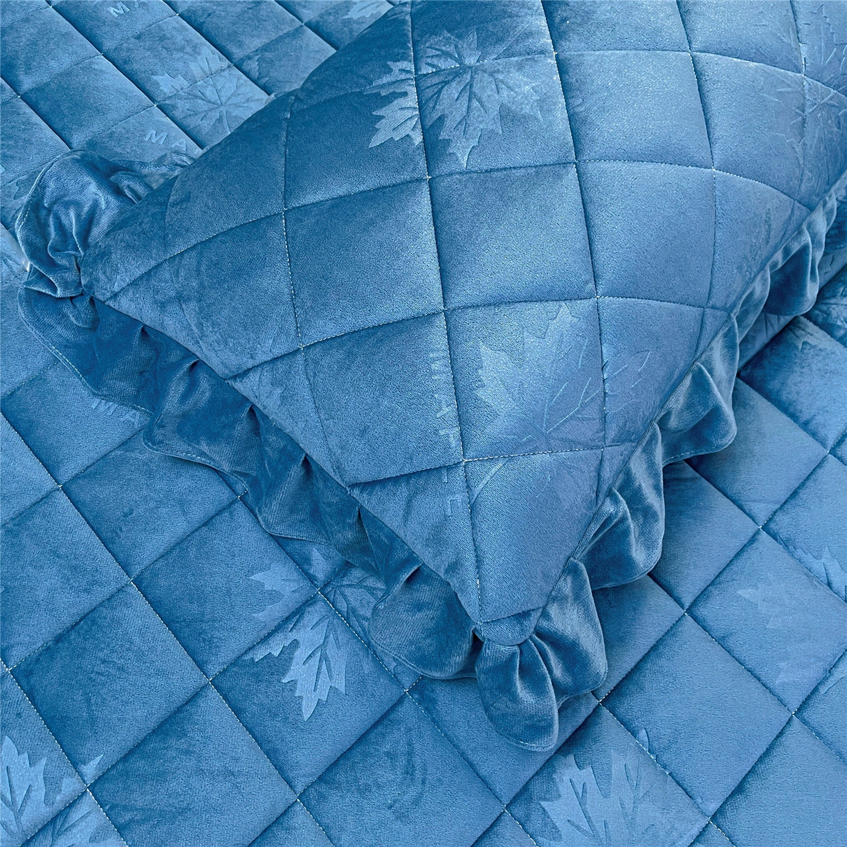 91家纺网 家纺一手货源 找家纺 屹成家纺 2025新款压花水晶绒床裙四件套 (四件套不低于210元起) 蔚蓝