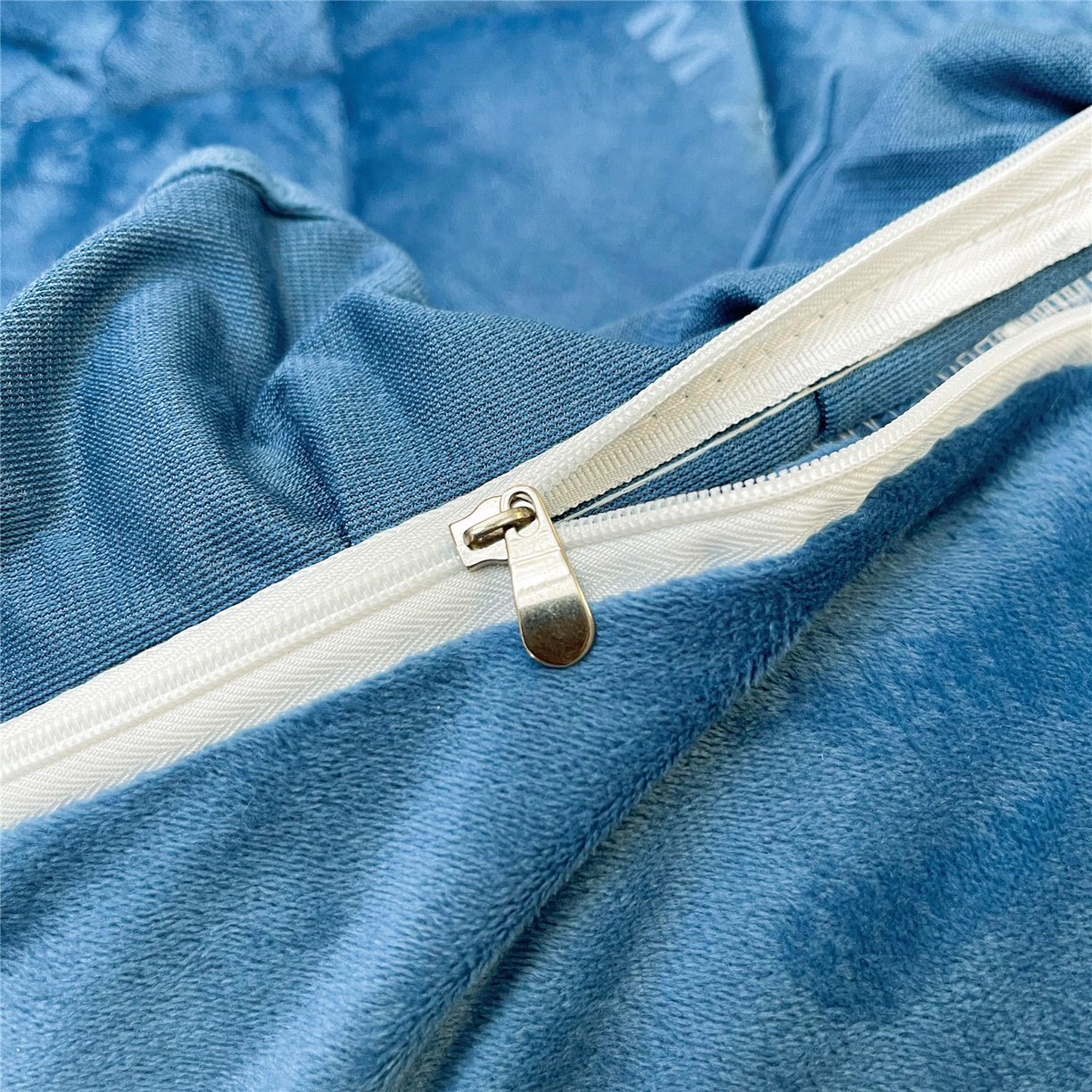 91家纺网 家纺一手货源 找家纺 屹成家纺 2025新款压花水晶绒床裙四件套 (四件套不低于210元起) 蔚蓝