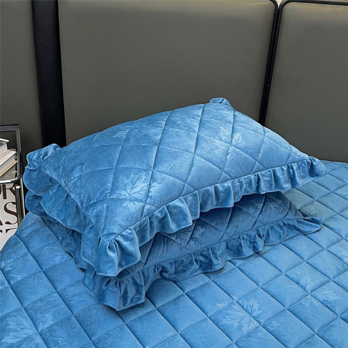 91家纺网 家纺一手货源 找家纺 屹成家纺 2025新款压花水晶绒床裙四件套 (四件套不低于210元起) 蔚蓝