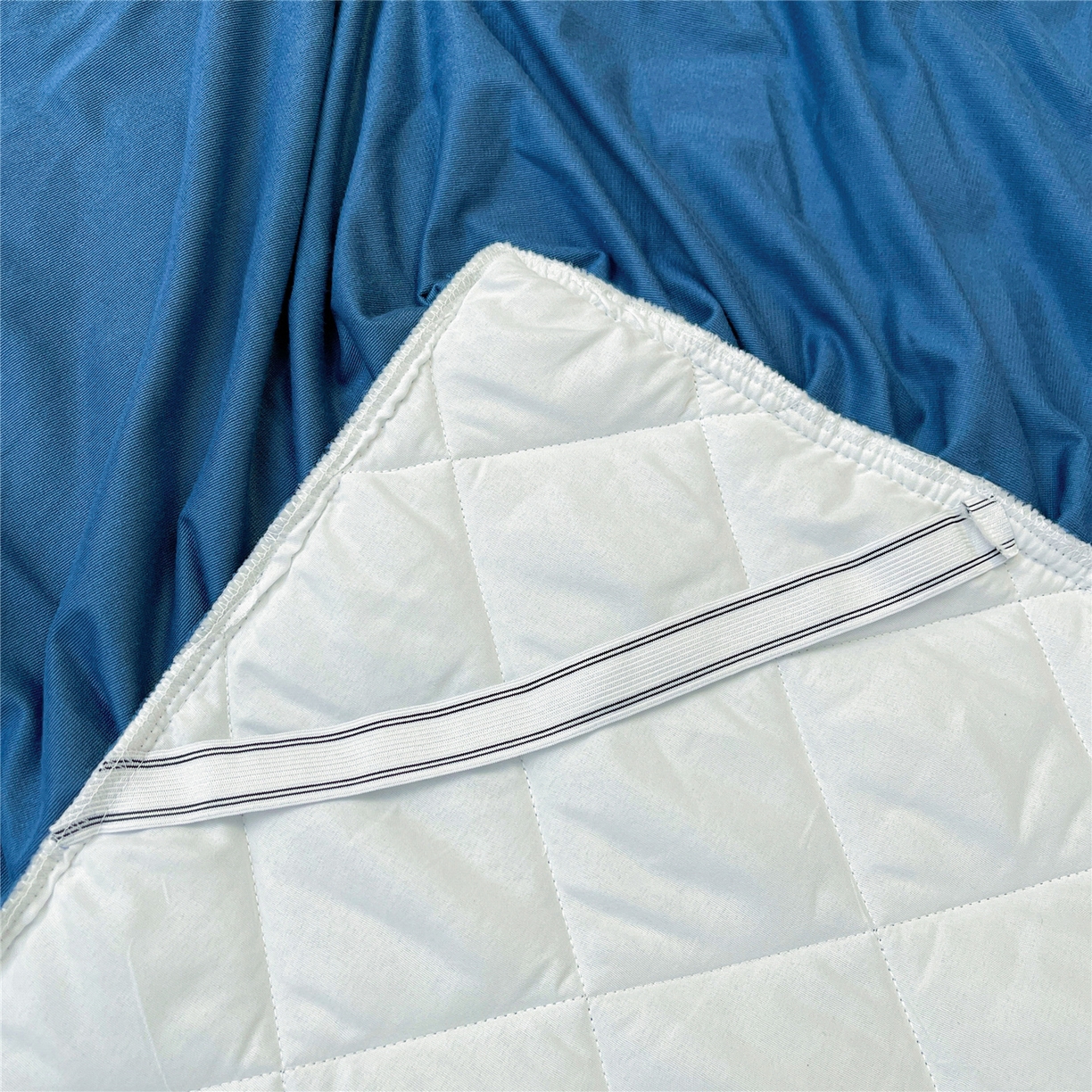 91家纺网 家纺一手货源 找家纺 屹成家纺 2025新款压花水晶绒床裙四件套 (四件套不低于210元起) 蔚蓝