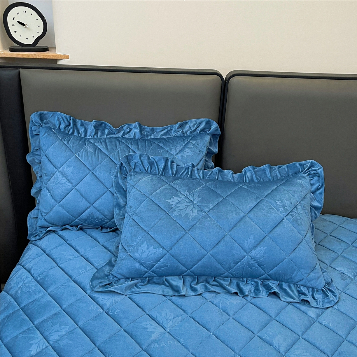 91家纺网 家纺一手货源 找家纺 屹成家纺 2025新款压花水晶绒床裙四件套 (四件套不低于210元起) 蔚蓝