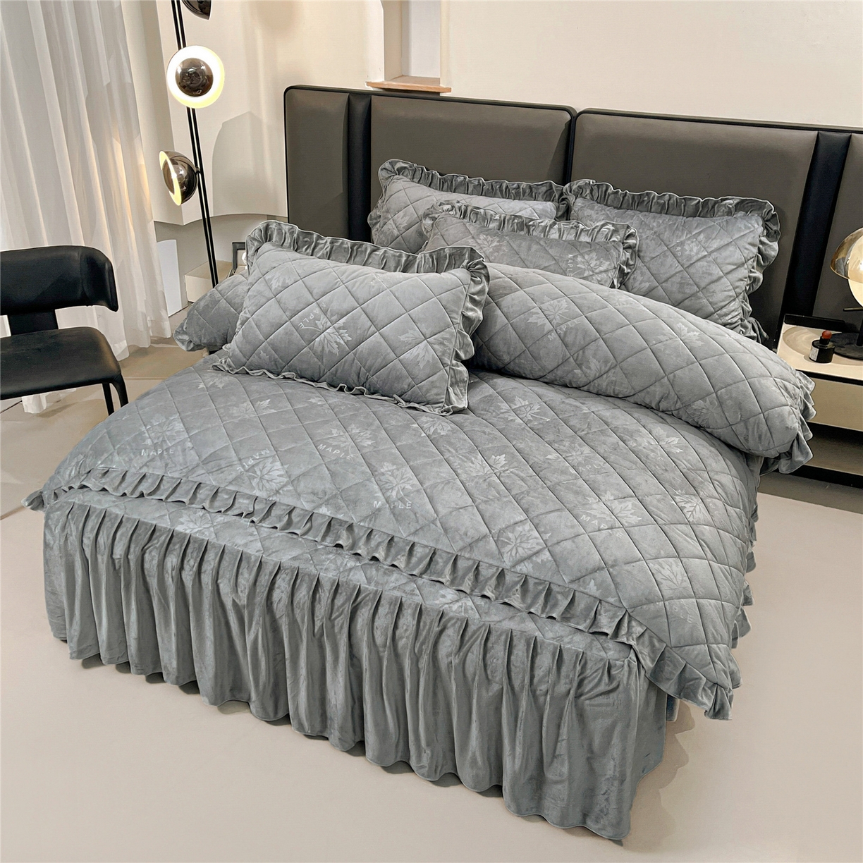 91家纺网 家纺一手货源 找家纺 屹成家纺 2025新款压花水晶绒床裙四件套 (四件套不低于210元起) 银灰