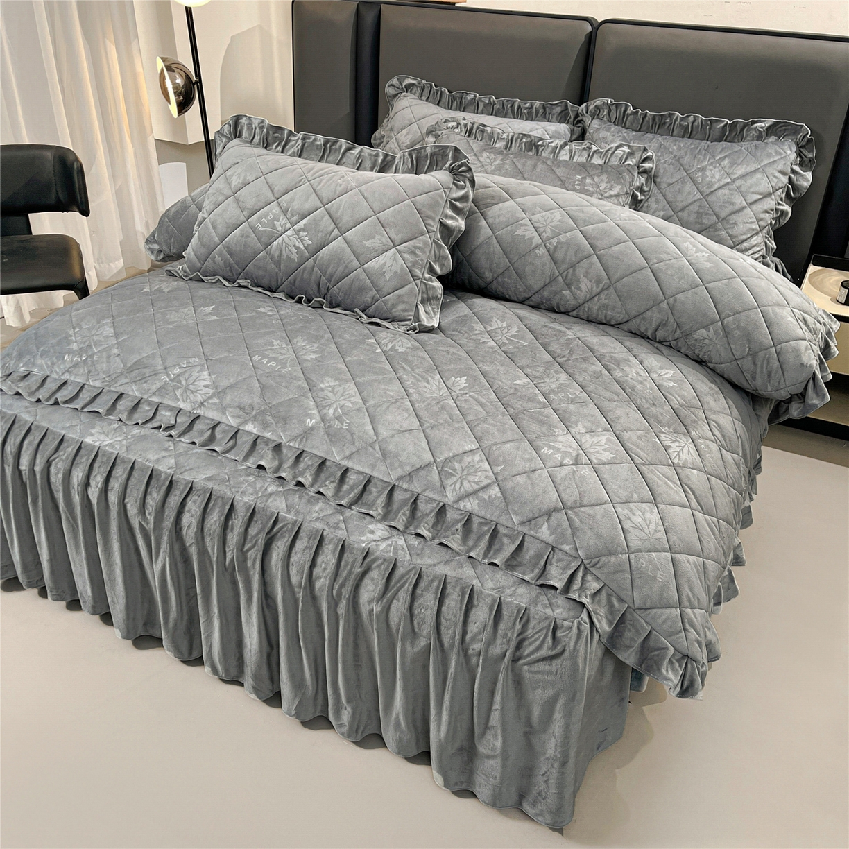 91家纺网 家纺一手货源 找家纺 屹成家纺 2025新款压花水晶绒床裙四件套 (四件套不低于210元起) 银灰