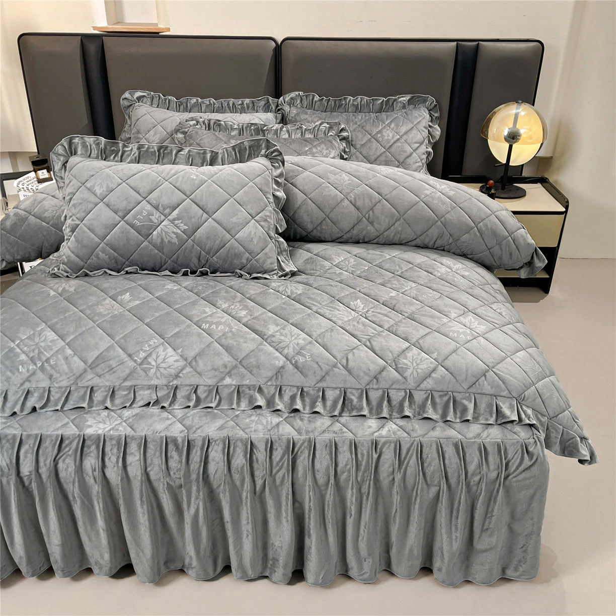 91家纺网 家纺一手货源 找家纺 屹成家纺 2025新款压花水晶绒床裙四件套 (四件套不低于210元起) 银灰