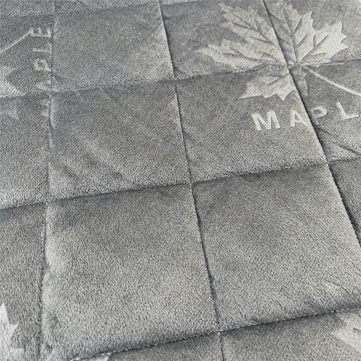 91家纺网 家纺一手货源 找家纺 屹成家纺 2025新款压花水晶绒床裙四件套 (四件套不低于210元起) 银灰