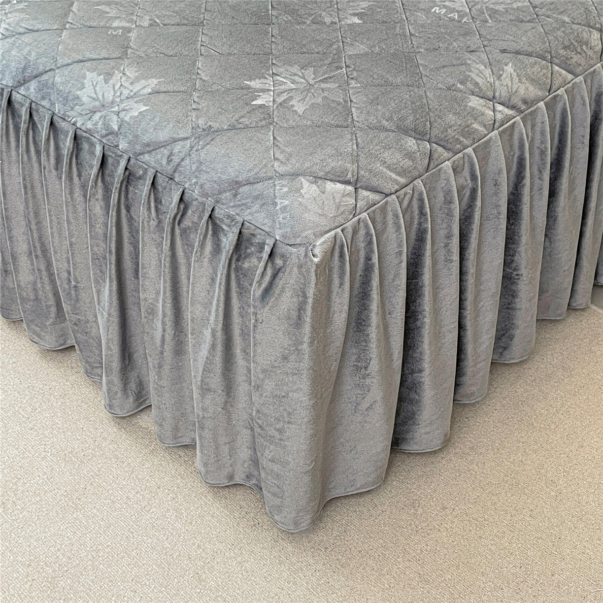 91家纺网 家纺一手货源 找家纺 屹成家纺 2025新款压花水晶绒床裙四件套 (四件套不低于210元起) 银灰