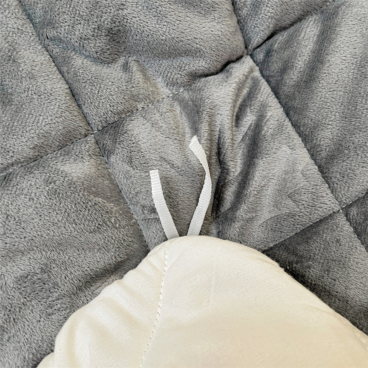 91家纺网 家纺一手货源 找家纺 屹成家纺 2025新款压花水晶绒床裙四件套 (四件套不低于210元起) 银灰