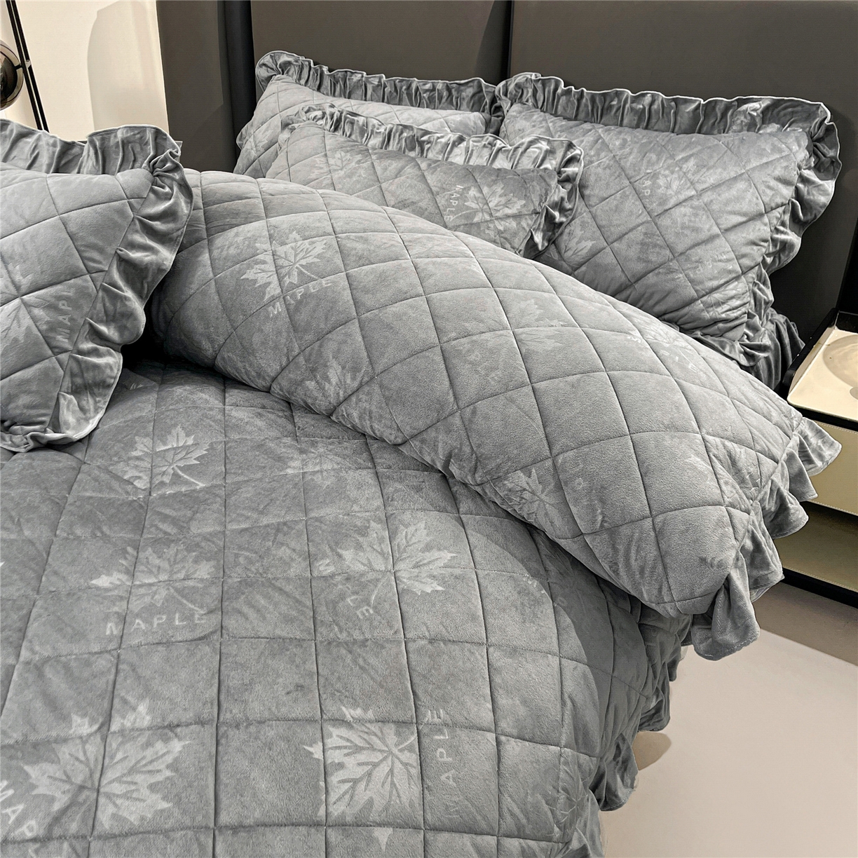 91家纺网 家纺一手货源 找家纺 屹成家纺 2025新款压花水晶绒床裙四件套 (四件套不低于210元起) 银灰