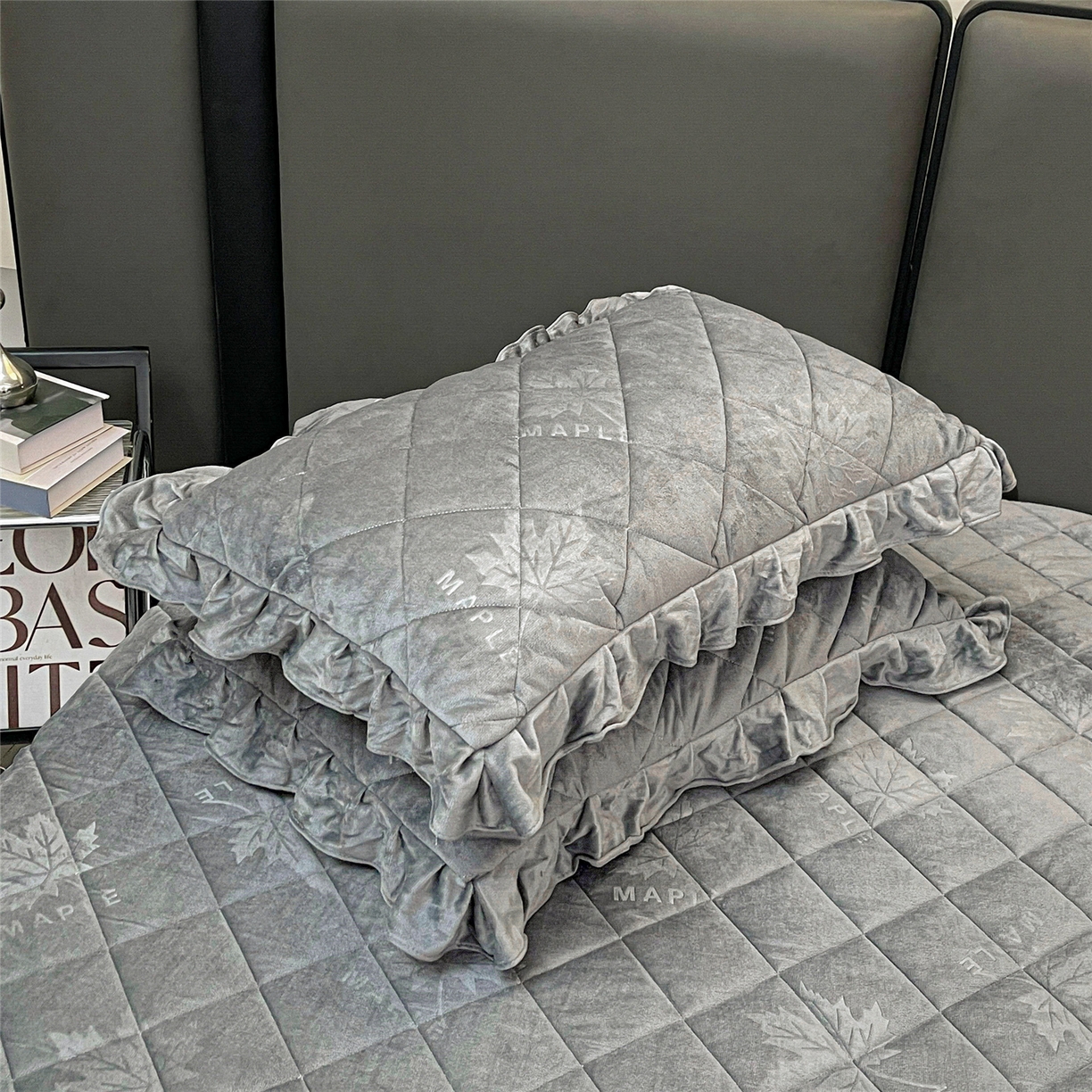 91家纺网 家纺一手货源 找家纺 屹成家纺 2025新款压花水晶绒床裙四件套 (四件套不低于210元起) 银灰