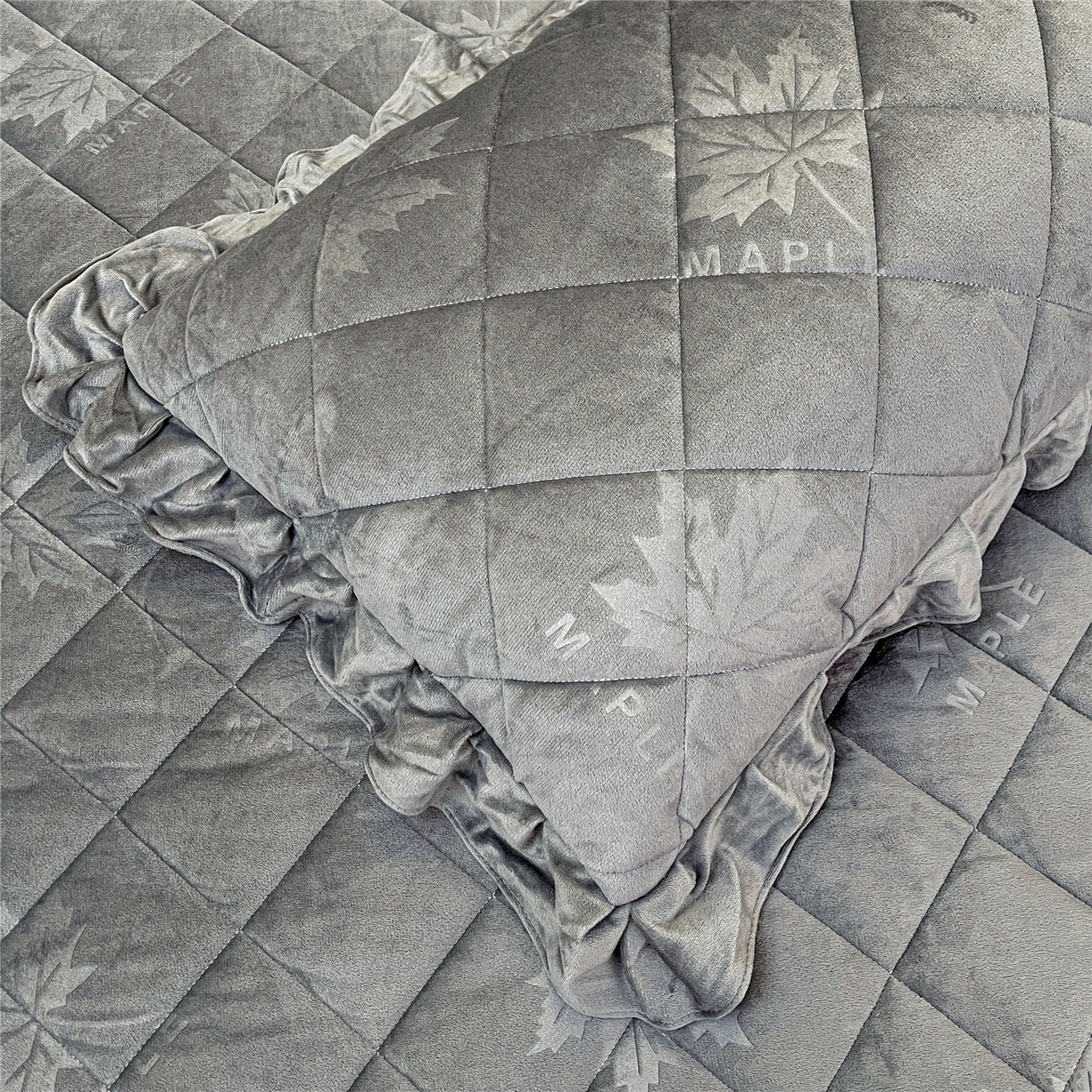 91家纺网 家纺一手货源 找家纺 屹成家纺 2025新款压花水晶绒床裙四件套 (四件套不低于210元起) 银灰