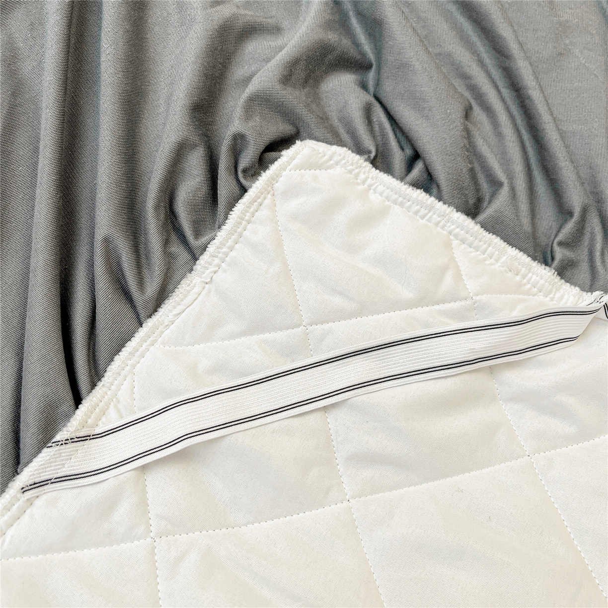 91家纺网 家纺一手货源 找家纺 屹成家纺 2025新款压花水晶绒床裙四件套 (四件套不低于210元起) 银灰