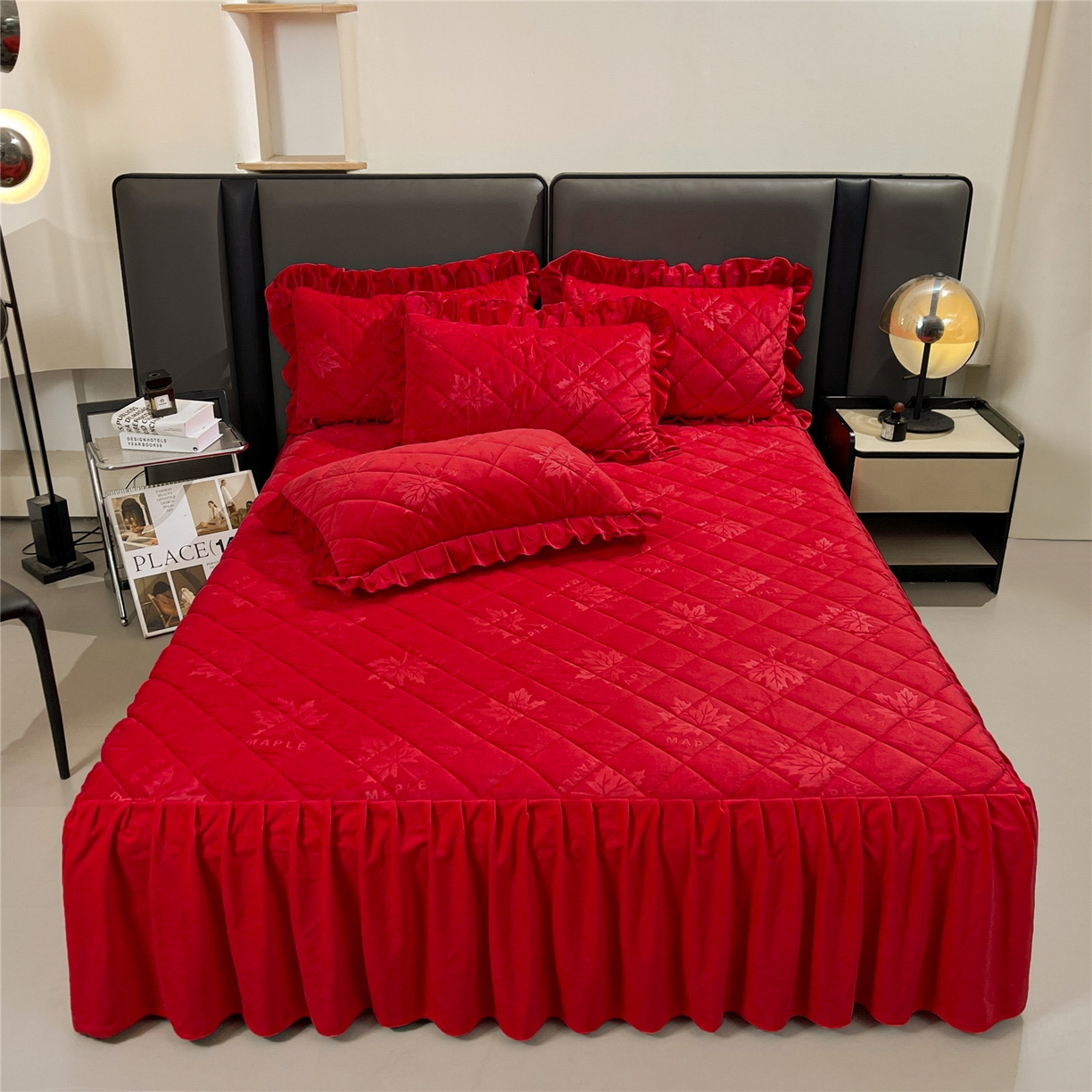 91家纺网 家纺一手货源 找家纺 （总）屹成家纺 2025新款压花水晶绒床裙三件套 (床裙单件不低于95元起)