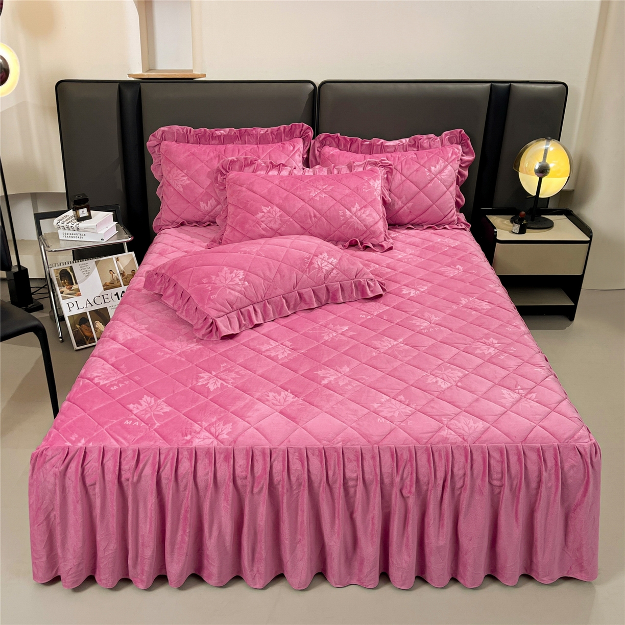 91家纺网 家纺一手货源 找家纺 （总）屹成家纺 2025新款压花水晶绒床裙三件套 (床裙单件不低于95元起)