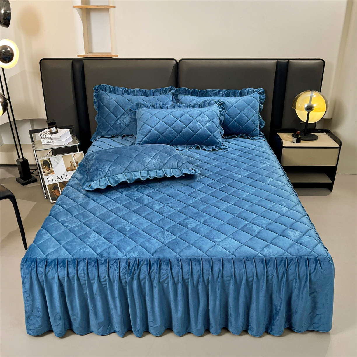 91家纺网 家纺一手货源 找家纺 （总）屹成家纺 2025新款压花水晶绒床裙三件套 (床裙单件不低于95元起)