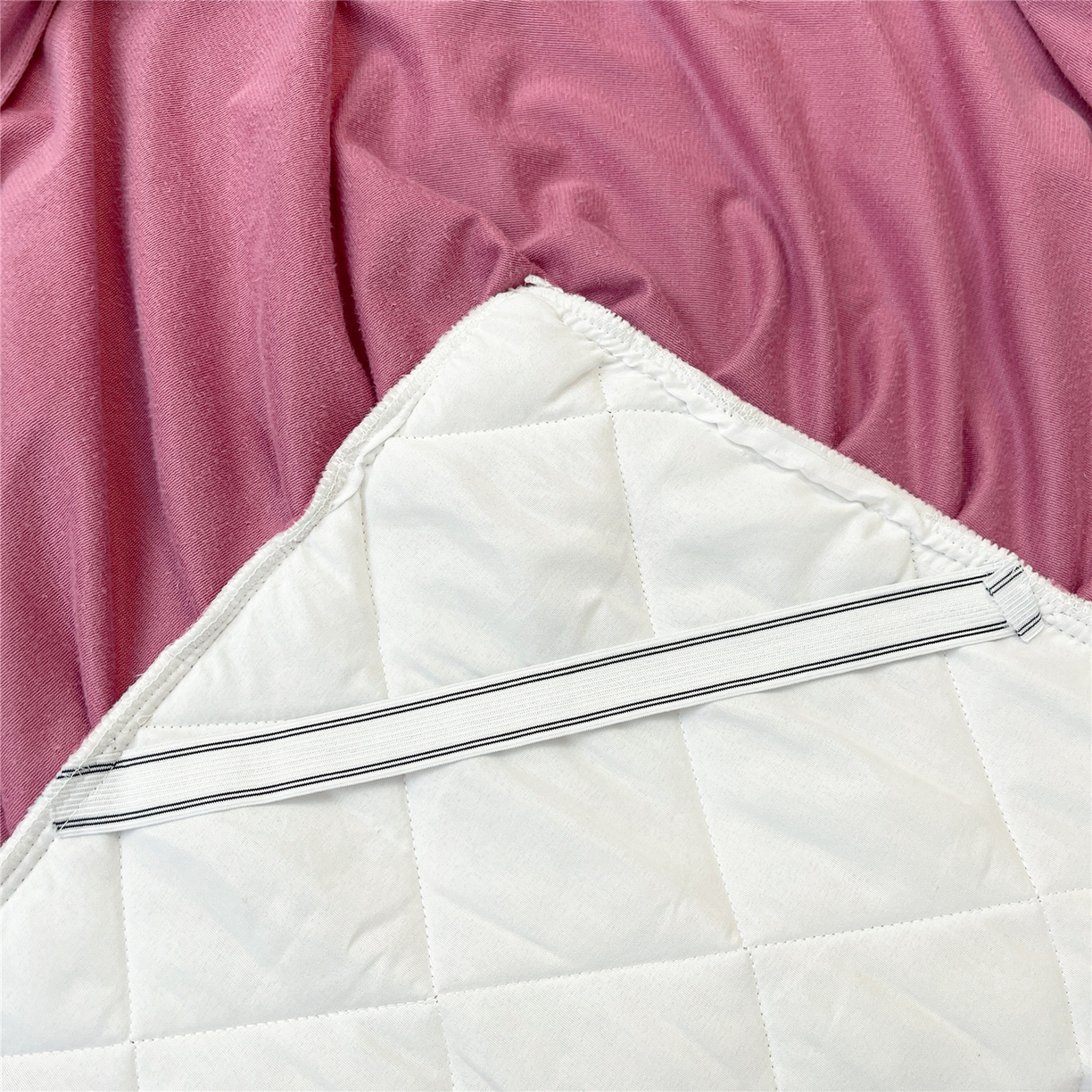 91家纺网 家纺一手货源 找家纺 屹成家纺 2025新款压花水晶绒床裙三件套 (床裙单件不低于95元起) 豆沙