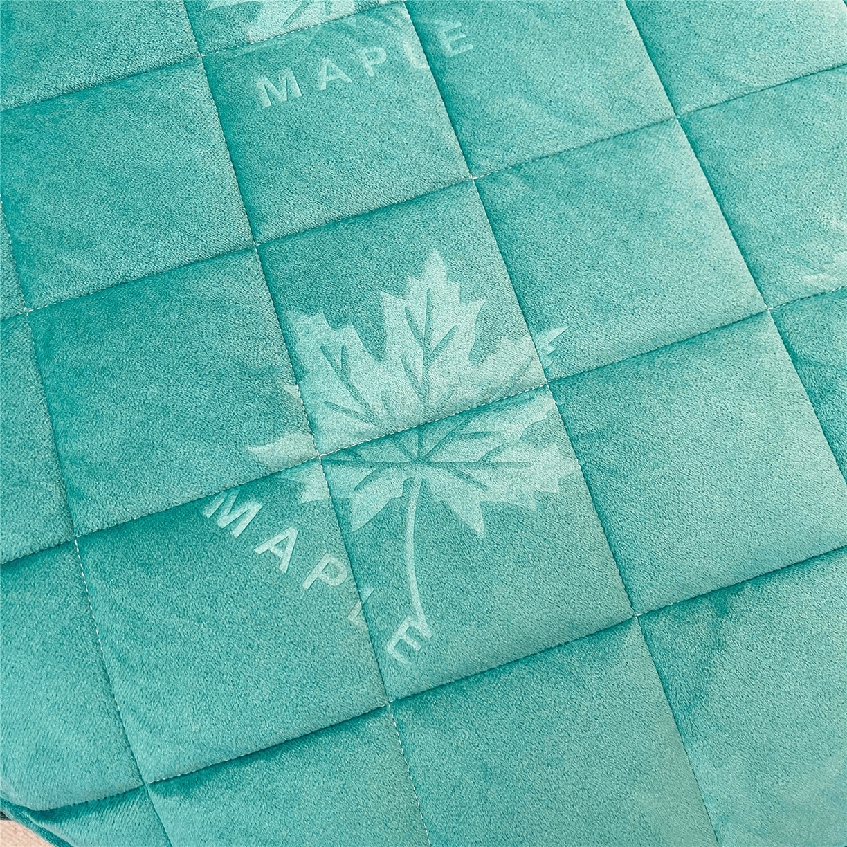 91家纺网 家纺一手货源 找家纺 屹成家纺 2025新款压花水晶绒床裙三件套 (床裙单件不低于95元起) 翡翠绿