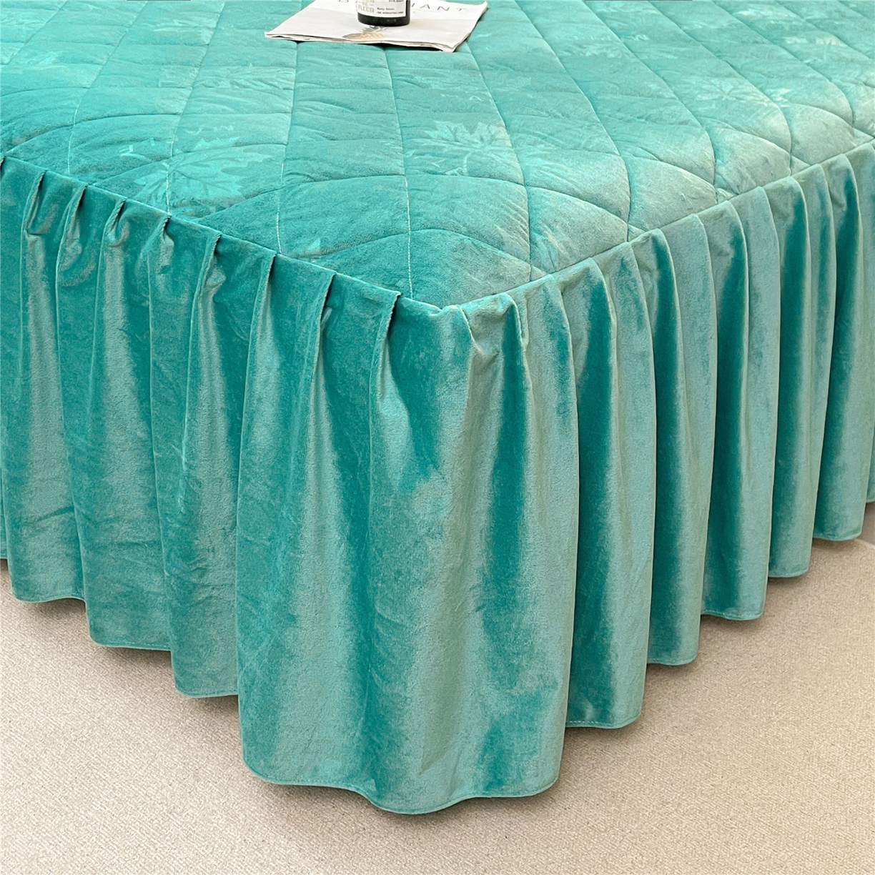 91家纺网 家纺一手货源 找家纺 屹成家纺 2025新款压花水晶绒床裙三件套 (床裙单件不低于95元起) 翡翠绿