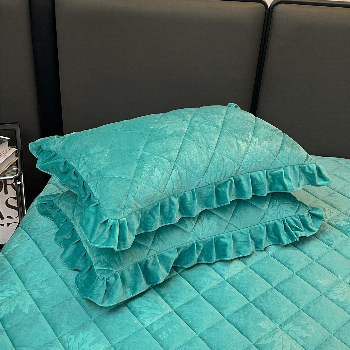 91家纺网 家纺一手货源 找家纺 屹成家纺 2025新款压花水晶绒床裙三件套 (床裙单件不低于95元起) 翡翠绿