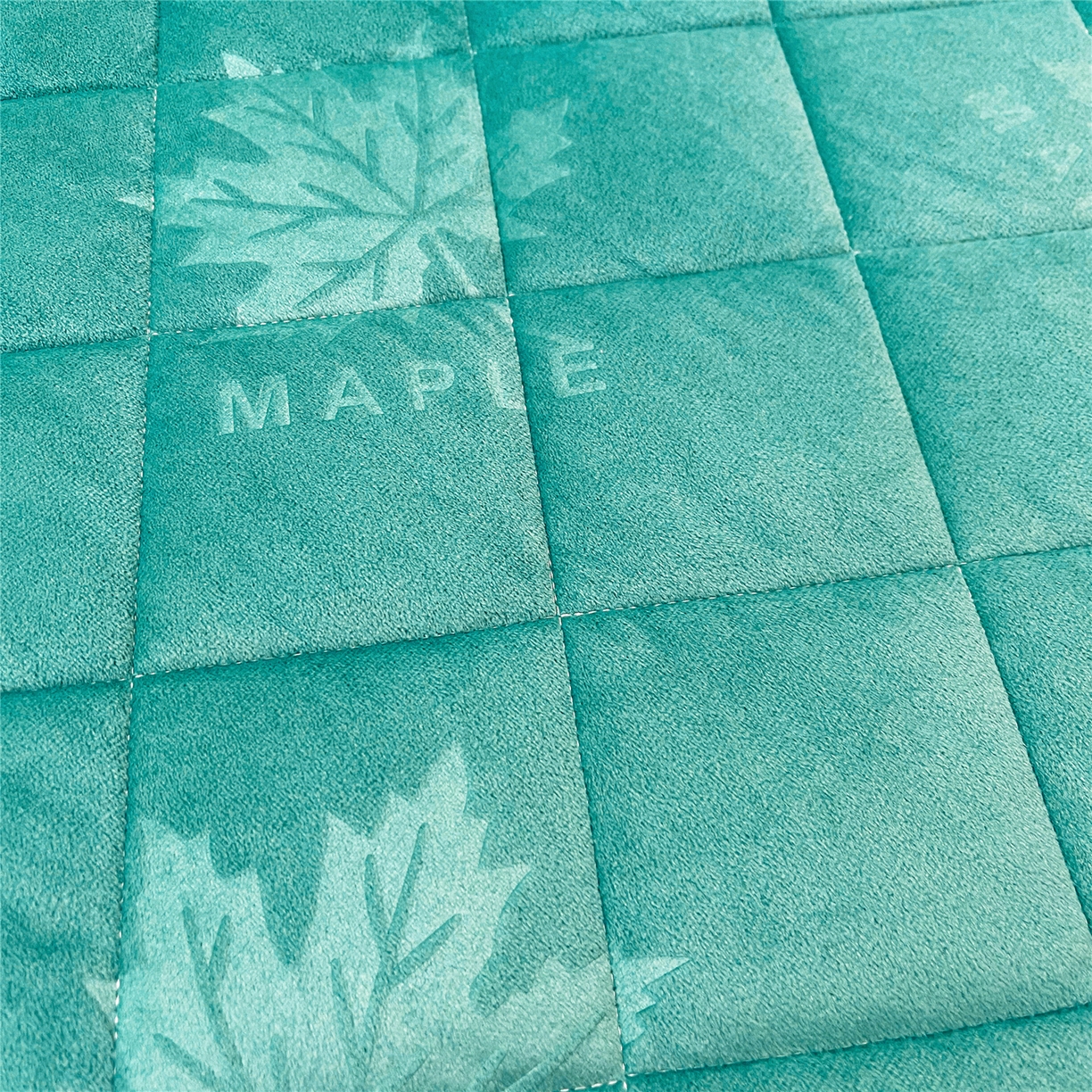 91家纺网 家纺一手货源 找家纺 屹成家纺 2025新款压花水晶绒床裙三件套 (床裙单件不低于95元起) 翡翠绿