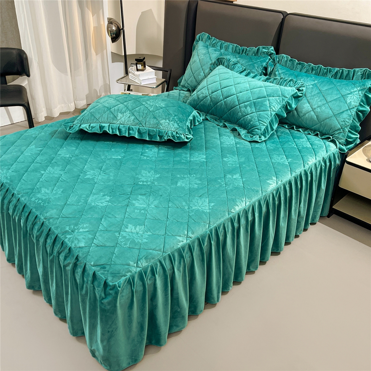 91家纺网 家纺一手货源 找家纺 屹成家纺 2025新款压花水晶绒床裙三件套 (床裙单件不低于95元起) 翡翠绿